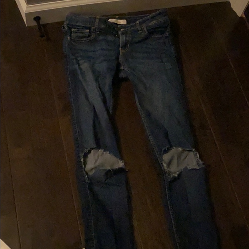 Never worn Hollister ripped jeans